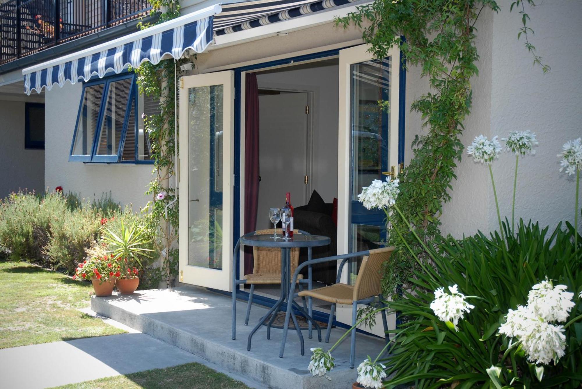 The Village Apartment, Just Steps To The Village Shops, Bars And Restaurants Havelock North Exterior photo